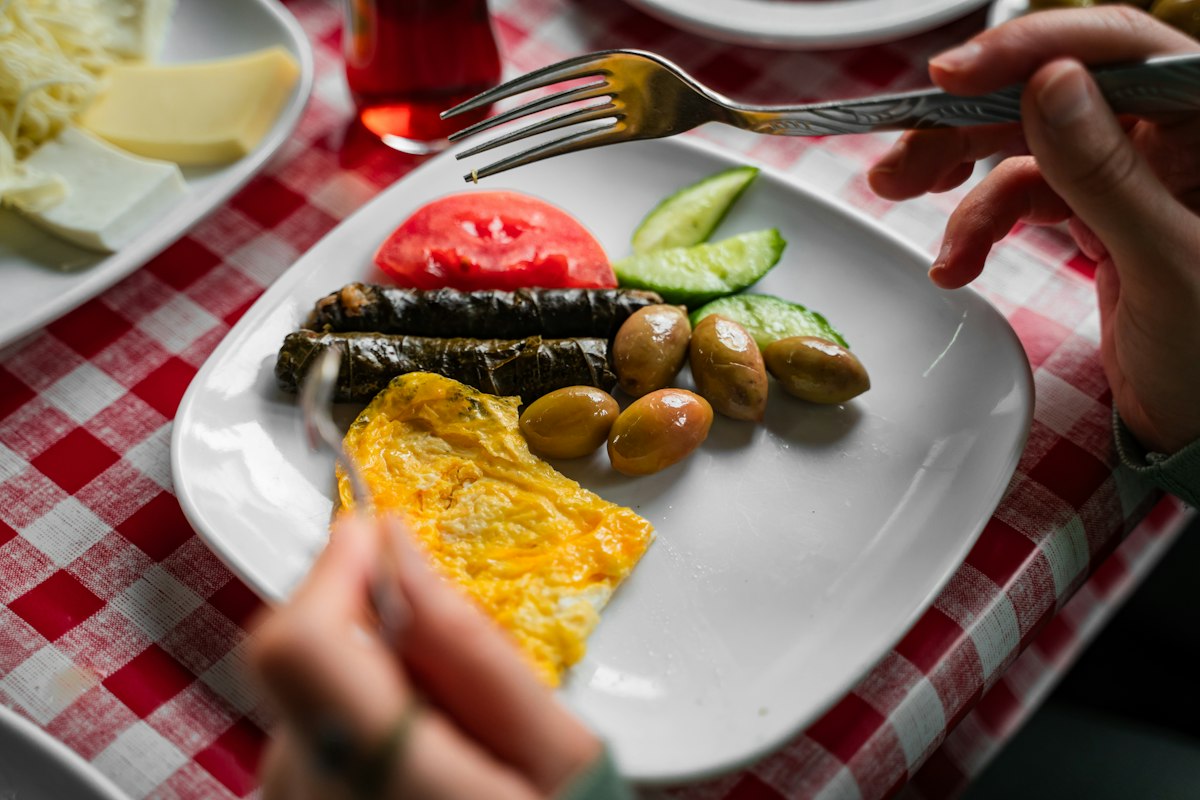 Frühstück mit Avocadobrot und Spiegelei