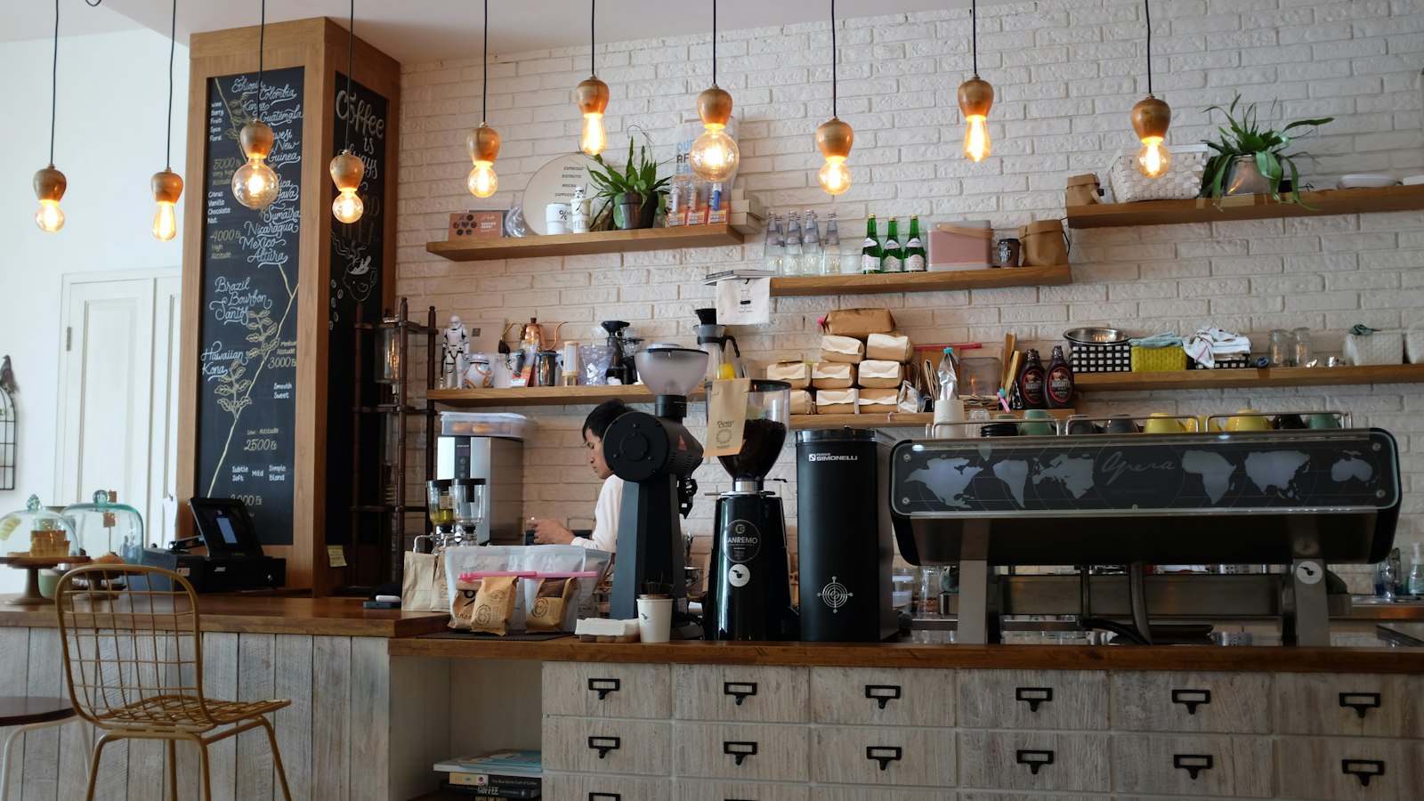 Kaffeetheke mit Siebträgermaschine